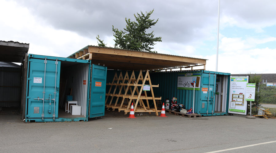 Område med containere til direkte genbrug